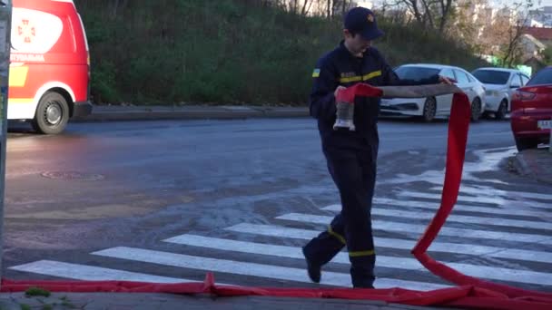 Kyiv Ukraine November 2022 Fireman Reeling Red Hose Courtyard Multi — Stock Video