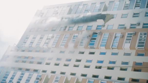 Kyiv Ukraine 2022年11月15日 一座公寓楼失火 蓝色的烟从公寓的窗户里滚滚而来 扑灭一幢公寓楼的大火 垂直视频 — 图库视频影像