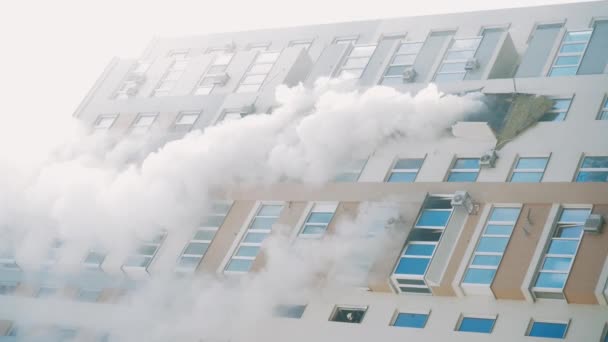 Kyiv Ukraine 2022年11月15日 アパートの火災 アパートの窓から濃い灰色の煙が出ています アパートの建物内で火事を消火する 垂直ビデオ — ストック動画