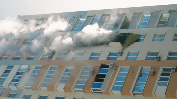 Kyiv Ucraina Novembre 2022 Incendio Condominio Fumo Blu Ondeggia Dalle — Video Stock