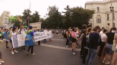 Kyiv, Ukrayna - 17 Şubat 2019 LGBT Eşitlik Yürüyüşü, Onur Yürüyüşü. Gökkuşaklı gençler LGBTQ hakları için savaşmak için sokaklarda yürüyor. Gösterim