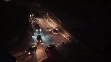 Kyiv, Ukrayna - 17 Ocak 2023: yoğun trafik sıkışıklığı, kış karı. Akşamları ya da gece şehirde birçok araba karda. Şehir hayatı geçmişi. Arabalar kış fırtınasında hareket ediyor. Yoğun kar yağışı ve...