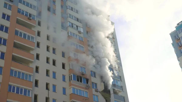 Kiev Ucraina Novembre 2022 Fumo Proviene Dalle Camere Fiamme Edificio — Foto Stock