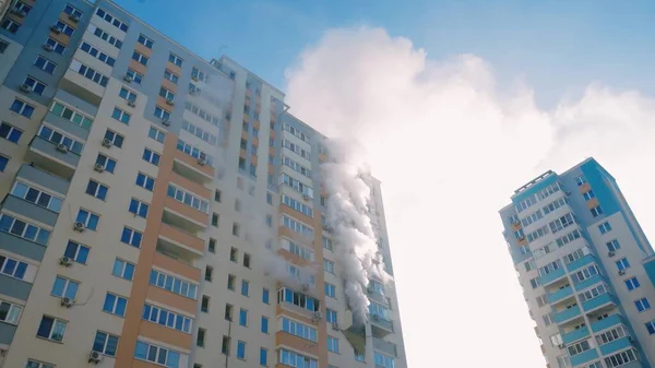 우크라이나 키예프 2022 아파트 소방관들 과싸우고 — 스톡 사진
