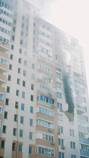 Kyiv Ukraine 2022年11月15日 一座公寓楼失火 蓝色的烟从公寓的窗户里滚滚而来 扑灭一幢公寓楼的大火 垂直视频 — 图库照片