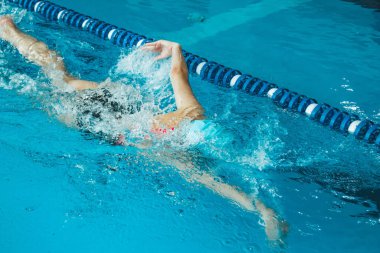 Ön bypass kullanan güzel bir bayan yüzücü, havuzda serbest stil. Profesyonel sporcuları şampiyonluğu kazanmaya hazırlıyorum.