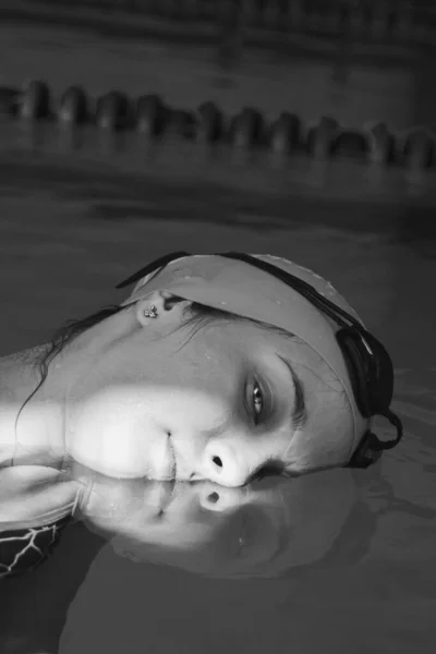 Happy Muscular Swimming Woman Goggles Cap Pool Represents Concept Health — Stock fotografie