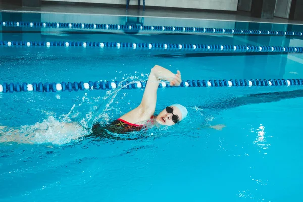 우회로를 이용해 수영하는 아름다운 여성입니다 풀장에서 프리스타일로 수영하죠 선수들 우승하도록 — 스톡 사진