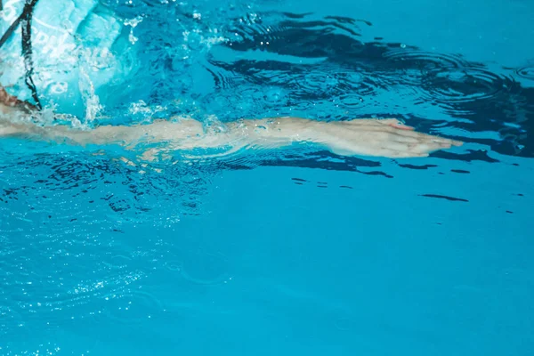 Hermosa Nadadora Femenina Usando Bypass Frontal Estilo Libre Piscina Preparación —  Fotos de Stock
