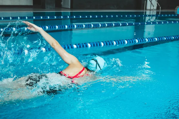 Nadadora Corriendo Piscina Atleta Profesional Supera Estrés Adversidad Piscina —  Fotos de Stock