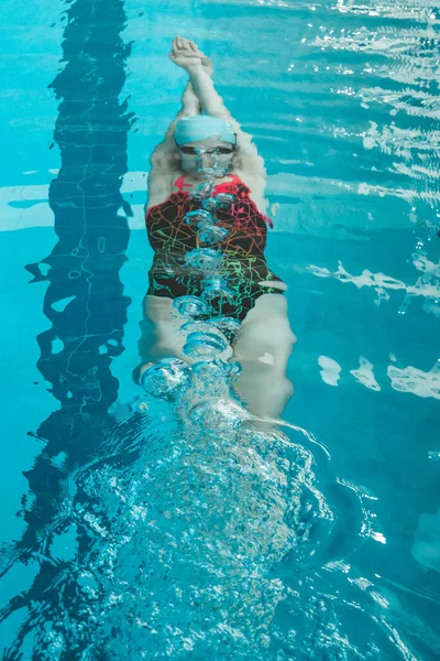 Vista Superior Una Joven Nadadora Entrenando Piscina Nadando Sobre Espalda —  Fotos de Stock