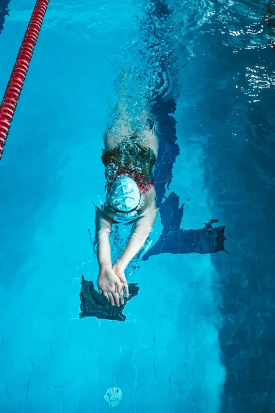 수영장에서 훈련을 속에서 수영하는 위에서 내려다 보인다 아래에 있다가 공기구멍을 — 스톡 사진