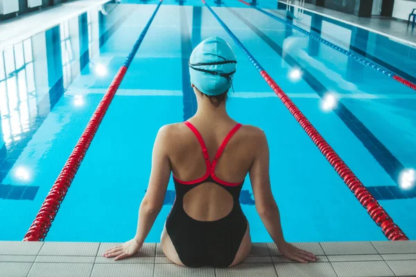 Happy Muscular Swimming Woman Goggles Cap Pool Represents Concept Health — Foto de Stock