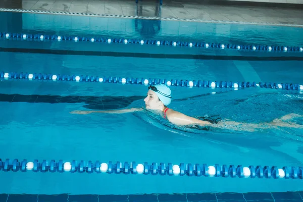 Hermosa Nadadora Femenina Usando Bypass Frontal Estilo Libre Piscina Preparación —  Fotos de Stock
