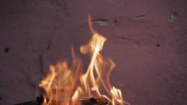 Kömürlü metal ızgara. Izgara et. Ateş ızgara mangalında yanıyor. Doğada piknik. Kömür alevlerle, alevlerle, odunlarla ve Brezilya 'da kömür alevleriyle yanıyor. Yanan ahşap barbekü