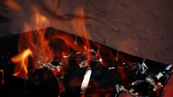 石炭で金属グリル 焼き肉 火はグリル ブラジャーで燃える 自然の中でピクニック 炎と炎で石炭燃焼火鉢上の木製と石炭炎 木のバーベキューを焼く — ストック動画