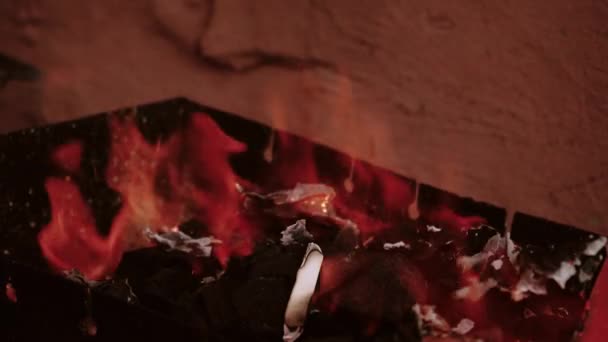 초박속 움직임 매크로는 빛나는 석탄에서 뜨거운 석탄의 컨셉트 — 비디오