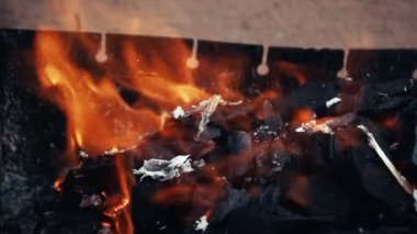 Metal bir brazier 'da sıcak ve sıcak bir ateşin yakın çekimi. Ağır çekim. HD video biçimi