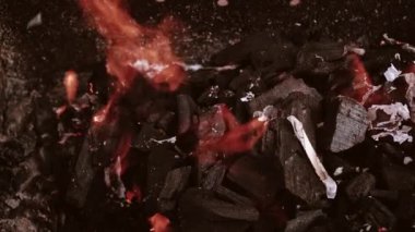 Metal bir brazier 'da sıcak ve sıcak bir ateşin yakın çekimi. Ağır çekim. HD video biçimi