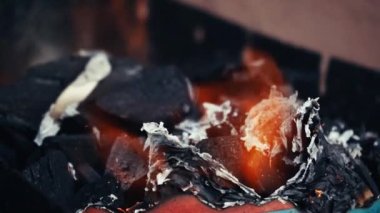 Metal bir brazier 'da sıcak ve sıcak bir ateşin yakın çekimi. Ağır çekim. HD video biçimi