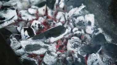 Kömürlü metal ızgara. Izgara et. Ateş ızgaranın içinde cayır cayır yanıyor. Doğada piknik. Kömür ızgarada alev ve kömürle yanar. Yanan ahşap barbekü.