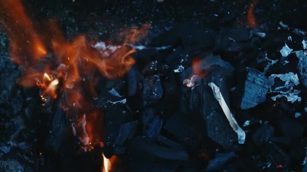 Süper Yavaş Çekim Makrosu Izgarada Kırmızı Parlayan Kömürde Yakın Çekim — Stok video