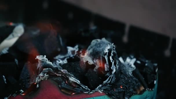 Süper Yavaş Çekim Makrosu Izgarada Kırmızı Parlayan Kömürde Yakın Çekim — Stok video