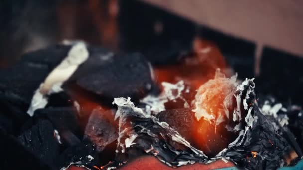 Zbliżenie Ciepłego Przytulnego Płonącego Ognia Metalowym Kosiarce Zwolnij Trochę Format — Wideo stockowe