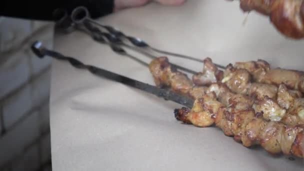 Szaszłyki Mięsa Bliska Grill Szaszłykach Grill Grilla Wypoczynek Jedzenie Ludzie — Wideo stockowe