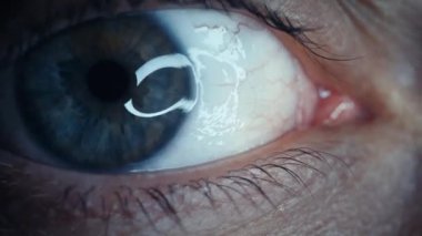 Kılcal damarlarla yeşil göz yakın plan. Optalmoloji ve tıp kavramı. Ekstrem makro göz. Büyük bir öğrenci. Farklı yönlere bakar