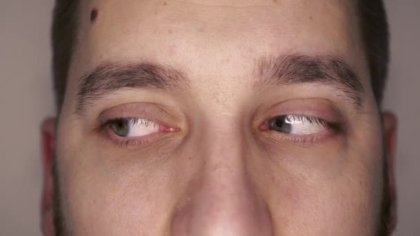 毛細血管と緑の目を閉じます 眼科学と医学の概念 異なる方向のビュー — ストック動画
