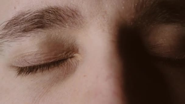 Крупним Планом Блимають Зелені Очі Молодий Чоловік Відкриває Закриває Очі — стокове відео