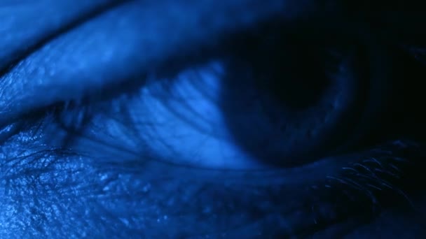 緑の虹彩で目を閉じる 健康的なビジョンの概念 ネオンライトの男の青い目 ナイトクラブの若い男 人間の目のマクロビュー 青い色 幸福感 — ストック動画