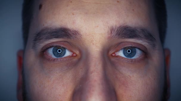 Olhos Verdes Perto Com Capilares Conceito Oftalmologia Medicina Homem Está — Vídeo de Stock