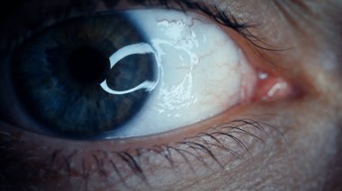 Kılcal damarlarla yeşil göz yakın plan. Optalmoloji ve tıp kavramı. Ekstrem makro göz. Büyük bir öğrenci. Farklı yönlere bakar