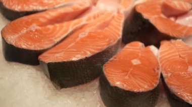 Buzlu taze çiğ somon. Büyük miktarda çiğ somon. Buzda balık. Tezgahta somon balığı var. Taze balık.