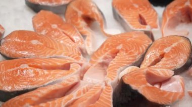 Buzlu taze çiğ somon. Büyük miktarda çiğ somon. Buzda balık. Tezgahta somon balığı var. Taze balık.