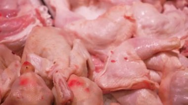 Mağazada taze çiğ et sergileniyor. Tavuk, kuzu, domuz, sığır eti alışveriş merkezinde satılır. Bir kasapta çiğ et satışı. Bir hipermarkette et bölümü. Panoramik çekim