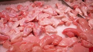 Et dükkanı. Süpermarkette geniş bir et ürünleri seçimi. Vitrindeki taze et. Vitrindeki taze çiğ et