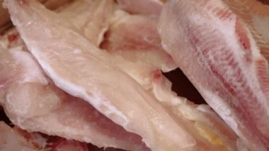 Taze çiğ somon, mersin balığı, dorado balığı ve deniz levreği balık pazarında buzla tezgahta yatıyor. Bir deniz ürünleri dükkanında açık raf. Yakın plan.