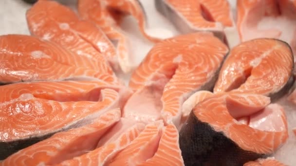 Рыбное Филе Прилавке Охлажденные Красные Рыбные Стейки Разложены Стойке Магазина — стоковое видео