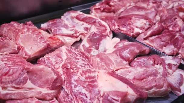 店内には新鮮な生肉が陳列されている 牛肉はモールで販売されています 肉屋での生肉の販売 ハイパーマーケットの食肉部門だ パノラマ撮影 — ストック動画