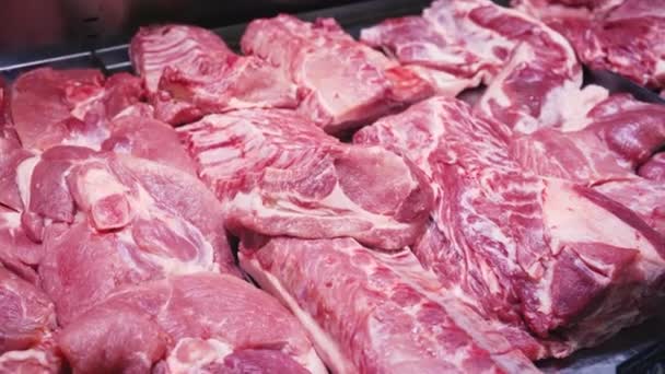 Húsbolt Húsipari Termékek Széles Választéka Szupermarketben Friss Hús Egy Vitrinben — Stock videók