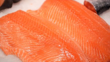 Kılcal damarları olan yeşil gözler. Optalmoloji ve tıp kavramı. Farklı yönlere bakar