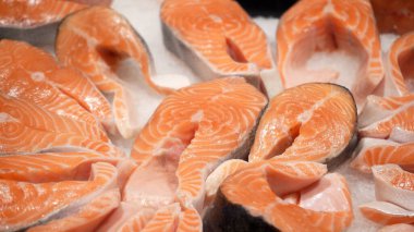 Kılcal damarları olan yeşil gözler. Optalmoloji ve tıp kavramı. Farklı yönlere bakar