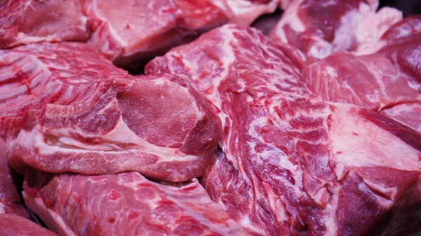 超市里的肉制品种类繁多 陈列柜里的鲜肉 陈列柜里新鲜生肉 — 图库照片