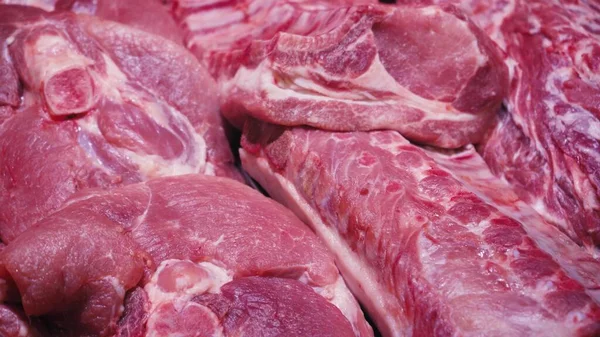 생고기 가게에 진열되어 양고기 돼지고기 쇠고기는 쇼핑몰에서 팝니다 정육점에서 생고기를 — 스톡 사진