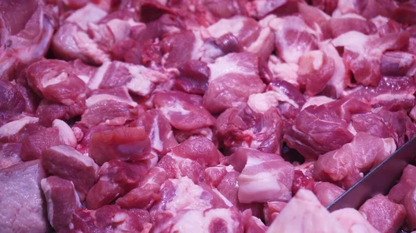 생고기 가게에 진열되어 양고기 돼지고기 쇠고기는 쇼핑몰에서 팝니다 정육점에서 생고기를 — 스톡 사진