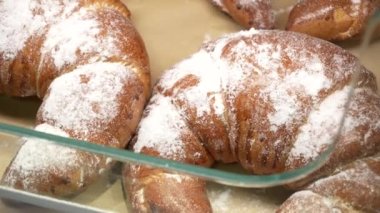 Yerel Market 'teki Fırın standında sergilenmekte olan Sıcak Taze Ekmek Ekmekleri Sıraları