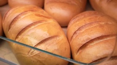 Süpermarketteki fırının raflarında taze ekmek var. Marketten alışveriş yapmak. Gıda konsepti satmak
